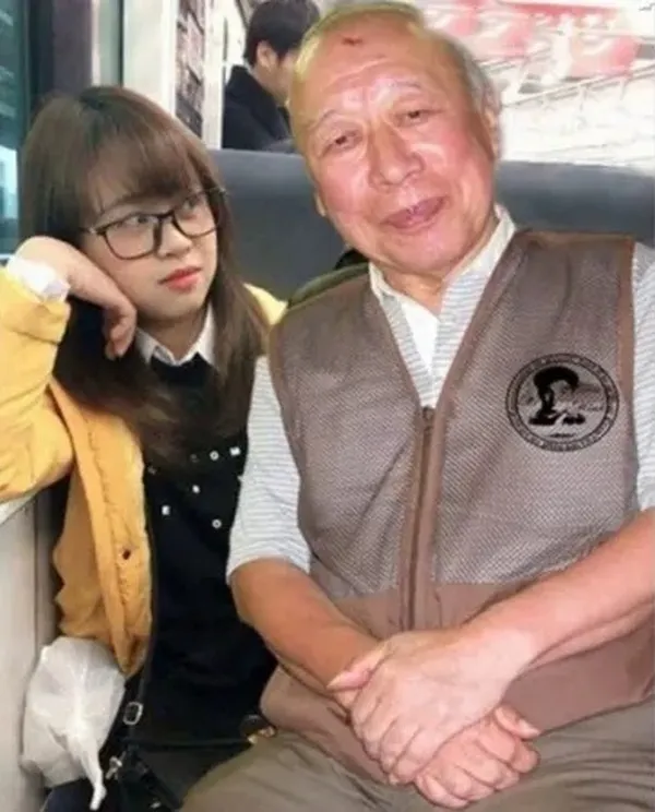 Ảnh troll Tokuda cười nửa miệng, ánh mắt “biết tuốt” cực chất.