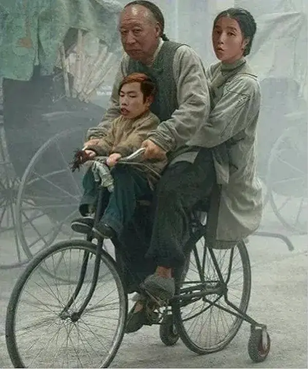 Hình troll Tokuda đi xe đạp