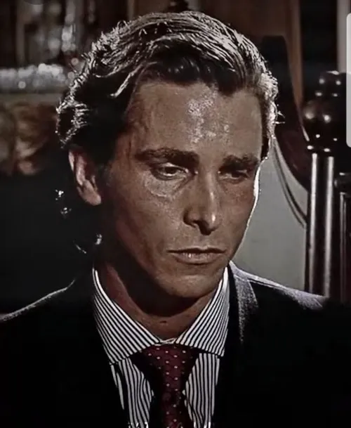 Ảnh cô quạnh không gian thừa thãi ánh sáng lạnh.