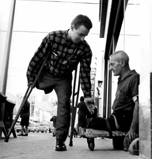 Ảnh chùng xuống lớp sương loang mềm quanh viền khuất.