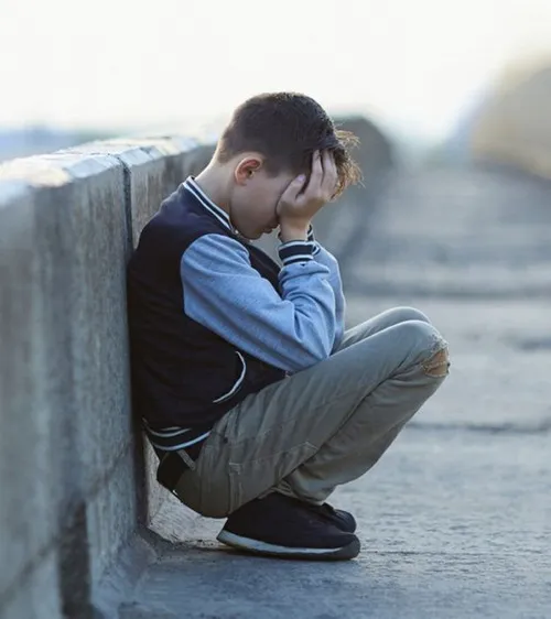 Ảnh lặng lẽ sắc bạc xen nâu nhạt phủ lên nền tĩnh.