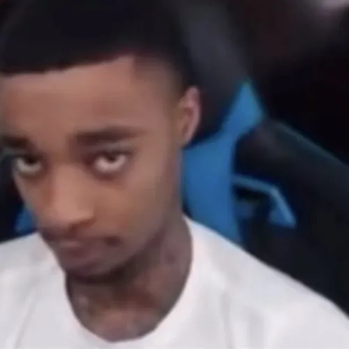 Ánh nhìn dò xét và nụ cười gượng: combo “meme nghi ngờ” đỉnh nhất