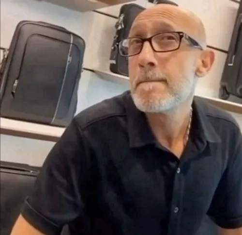 Biểu cảm nghi ngờ khiến dân mạng vừa cười vừa “soi”