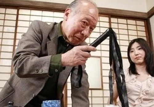 Ảnh meme Tokuda cầm roi rất nham nhở