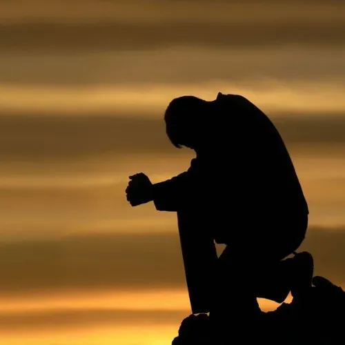 Nỗi buồn như ngọn nến chập chờn giữa gió lạnh.