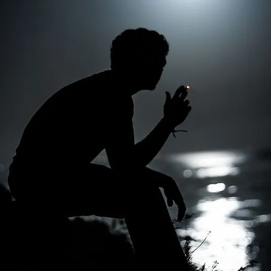 Ngày tháng như cuốn sách cũ đầy trang dở dang.