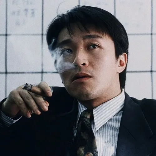 Ảnh hài hành động phi lý tạo cảm giác vừa tức vừa buồn cười.