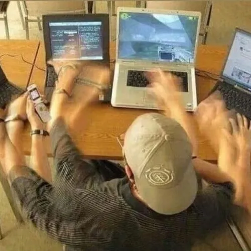 Hình chế ánh mắt cầu cứu bạn bè gấp