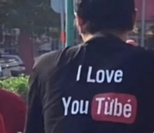 Vẻ mặt này không cần filter, tự nhiên mà hài.