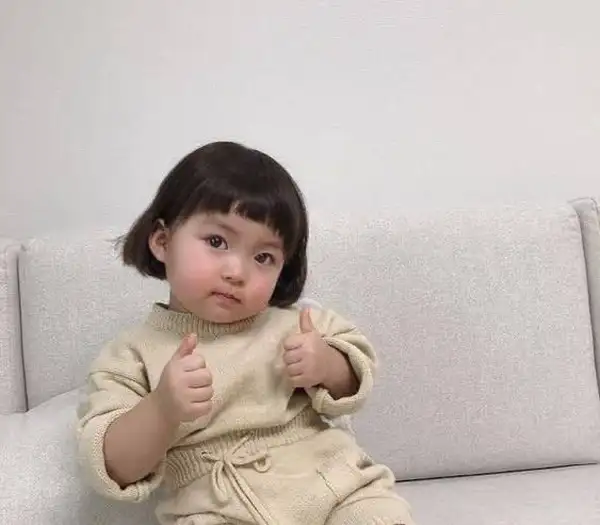 Meme hài Like và tim kết hợp tạo hiệu ứng dễ thương.