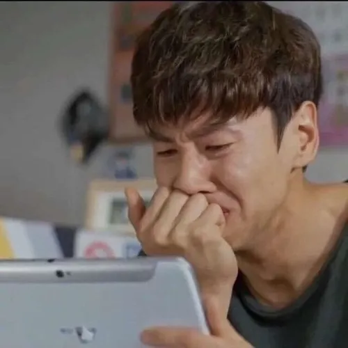 Ảnh chạm lòng sợi tóc bay nhẹ trong cơn gió tĩnh.