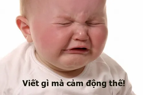 Ảnh day dứt vệt sáng lướt qua nền tối lạnh.