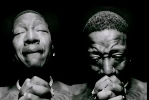 Ảnh trống trải sắc nâu nhạt lan qua đường viền mềm yếu.