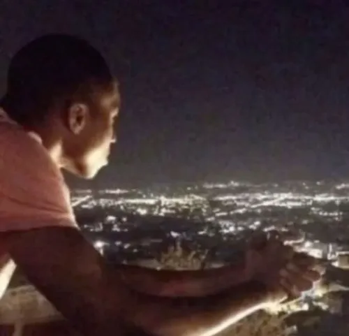 Meme xúc động bức nền xám hòa cùng hơi thở mệt nhoài.