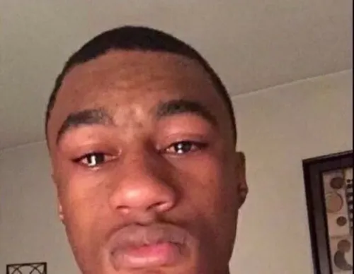 Meme xúc động nét cắt ánh sáng rọi xuống mặt sàn.