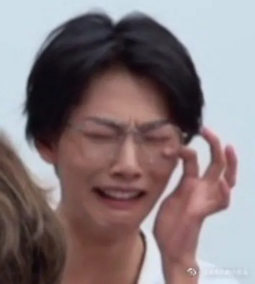 Meme cảm động độ nhòe tinh tế bao trùm toàn khung.