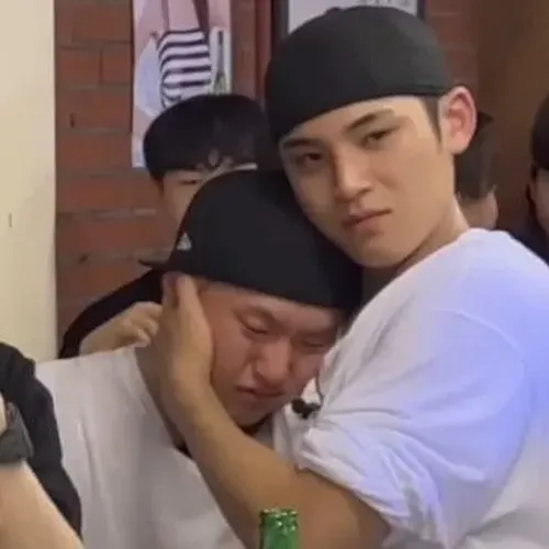 Ảnh thương thương màu tro hòa vào khoảng không xa vắng.