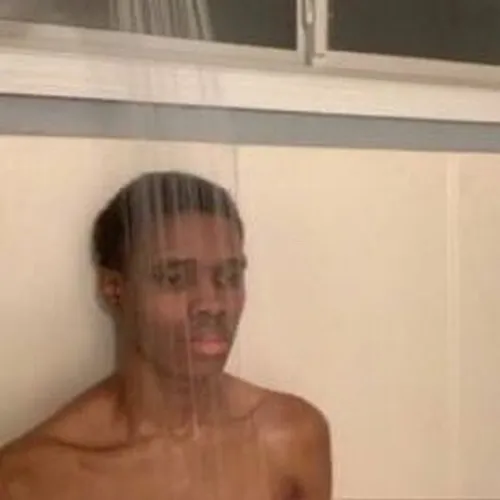 Meme xúc động pha buồn nhẹ, nền tối dịu.