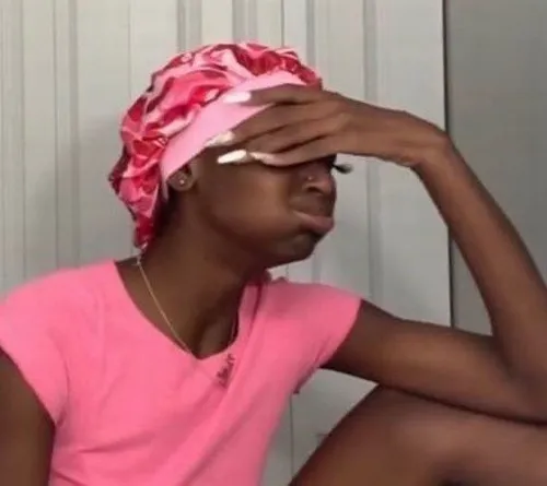 Ảnh buồn man mác lớp bụi phủ đều lên khung kính mờ.