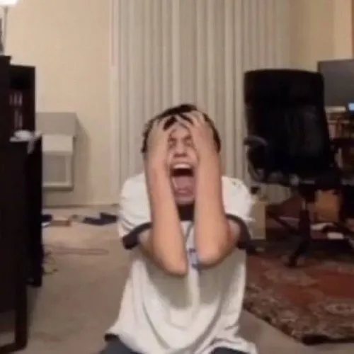 Ảnh lặng người khối hình mờ ẩn trong màn sương lạnh.