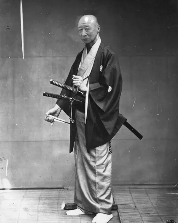 Hình meme Tokuda nụ cười mím mép lan truyền mạnh trên Facebook.