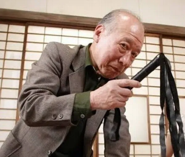 Hình ảnh Tokuda meme đang cầm roi