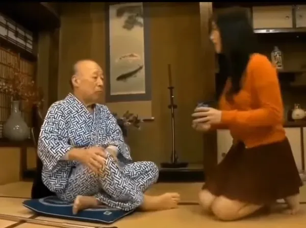 Meme Tokuda gương mặt ông chú Nhật Bản trở thành biểu tượng mạng.