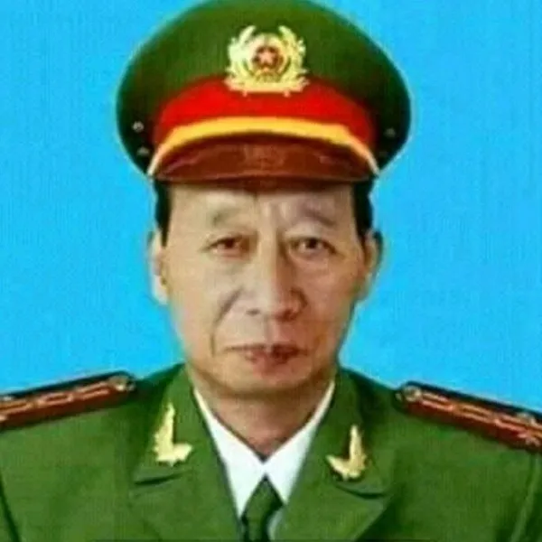 Ảnh chế Tokuda mặc đồng phục công an