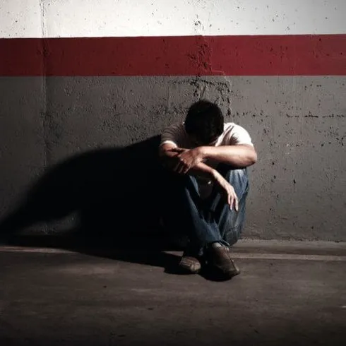 Hình meme buồn nghe nhạc cũ rồi bật khóc.