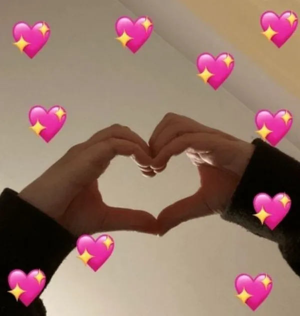 Ảnh chế cặp đôi lầy lội nhắn tin suốt đêm