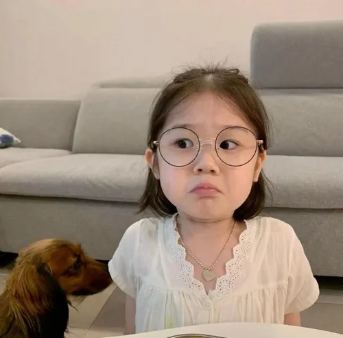 Hình chế biểu cảm cười nghiêng ngả cả group chat