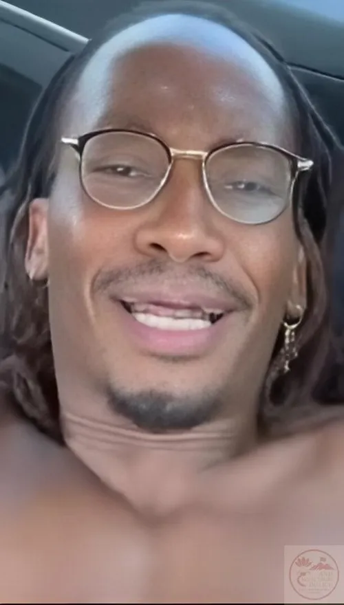 Ảnh troll chế chèn caption ăn ba tô cơm vào clip reaction hài.