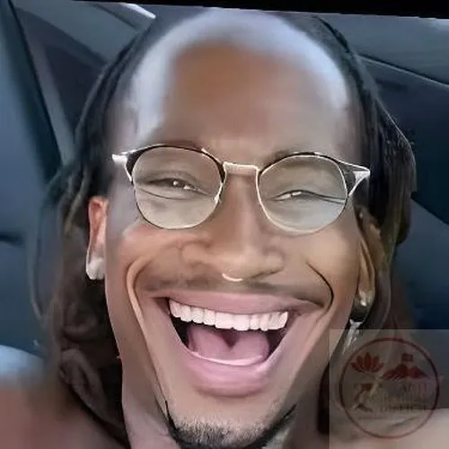 Hình meme hài tận dụng yếu tố nghe giống để tạo tiếng cười.