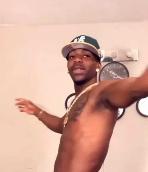 Ảnh meme vui dùng phiên âm nghe giống, khiến comment tràn meme.