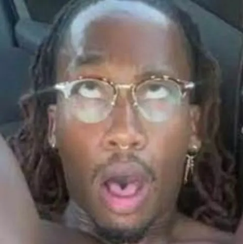 Meme chế play với âm thanh sus, dẫn tới trào lưu comment hài.