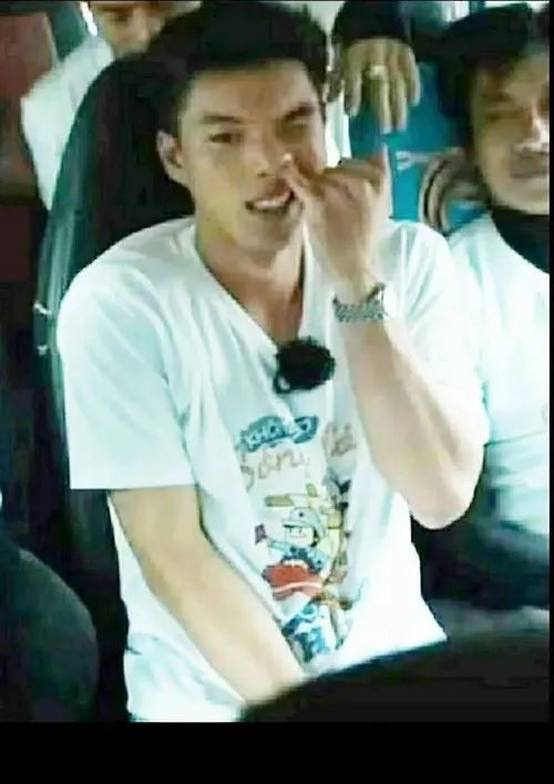 Hình troll “run tay” khi xem video idol nhảy.