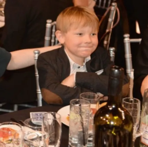 Meme quê độ: Khi chỉ một ánh nhìn cũng đủ khiến bạn muốn biến mất