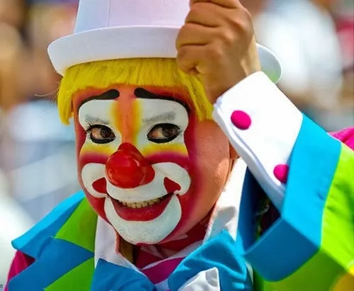 Meme troll bạn thân với nụ cười méo “quê xệ không lối thoát”