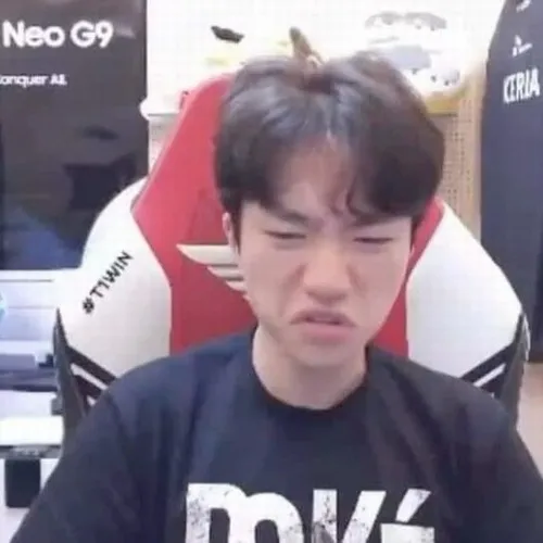 Meme bĩu môi siêu đáng yêu khó cưỡng nổi