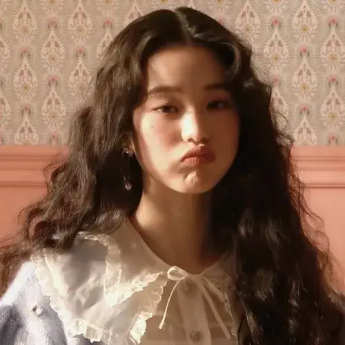 Meme bặm môi khinh đời phản ứng trước lời khoe khoang quá đà