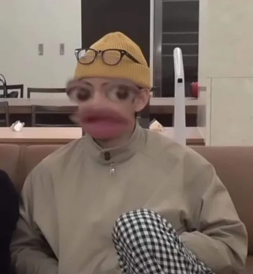 Meme hài ngại ngùng giữa đám đông nhưng vẫn đáng yêu