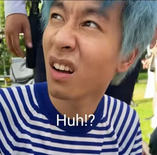 Hình hài khuôn mặt lúng túng kèm caption “khó xử quá”