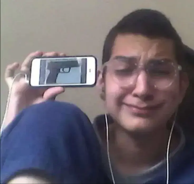 Meme tủi thân, đôi mắt khóc đỏ hoe