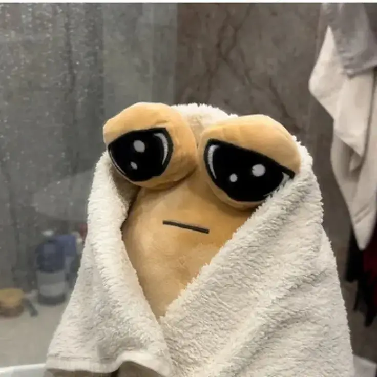 Ảnh chế nụ cười gượng khi ai đó quay lưng.