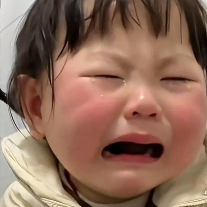 Ảnh vui buồn lặng nhìn ai đó đang hạnh phúc.