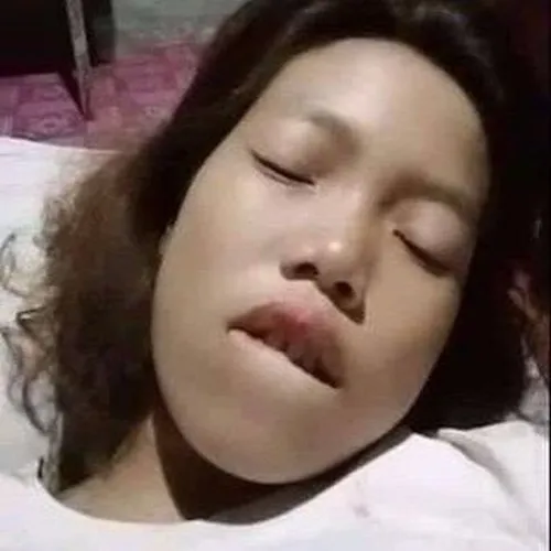 Ảnh troll cắn tay lém lỉnh tạo cảm giác flirt khó tả