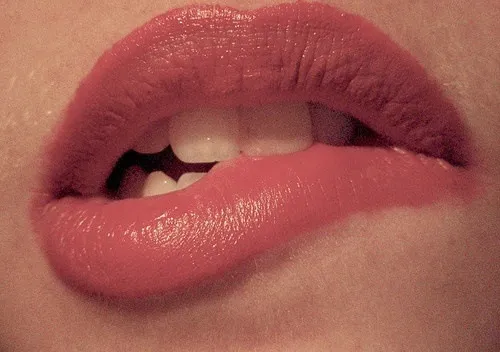 Meme chế hot girl Việt cắn môi trong filter hồng ngọt ngào