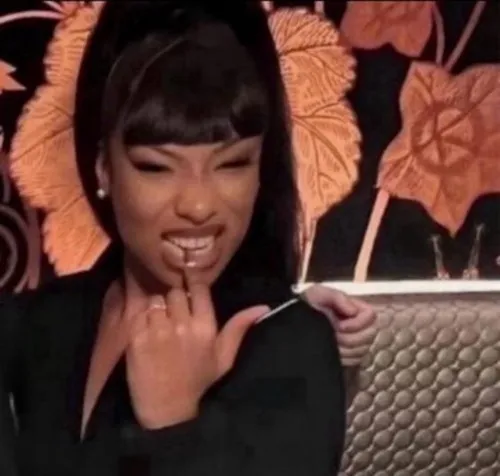 Meme hài liếc mắt e ấp lan khắp Instagram và Facebook