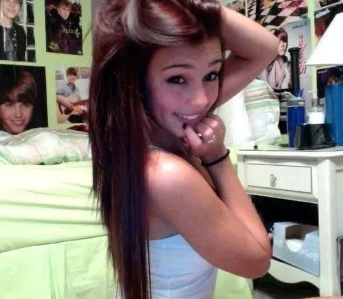 Môi khẽ cắn, mắt khẽ liếc – khoảnh khắc khiến dân mạng dậy sóng