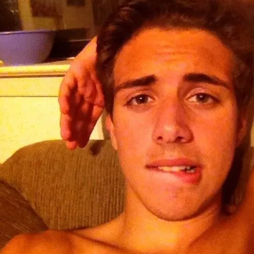 Meme cắn môi hé lộ ánh nhìn cong đầy tinh nghịch